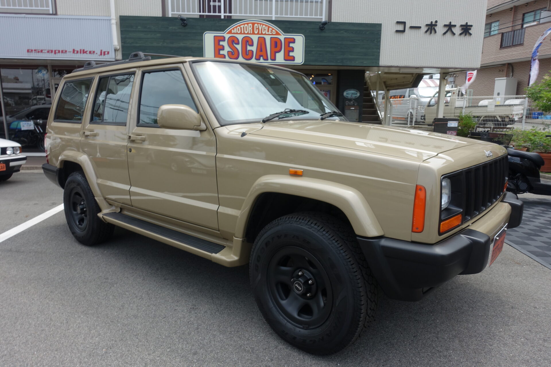 Jeep Cherkee Sport 4.0 サンドベージュ